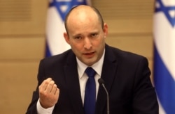 Perdana Menteri baru Naftali Bennet saat memberikan pidato di depan anggota parlemen Israel di Yerusalem (13/1).