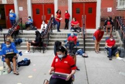 Para guru bekerja di luar gedung sekolah untuk alasan keamanan di tengah pandemi virus corona (COVID-19) di Brooklyn, New York, 14 September 2020. (Foto: Brendan McDermid/Reuters)