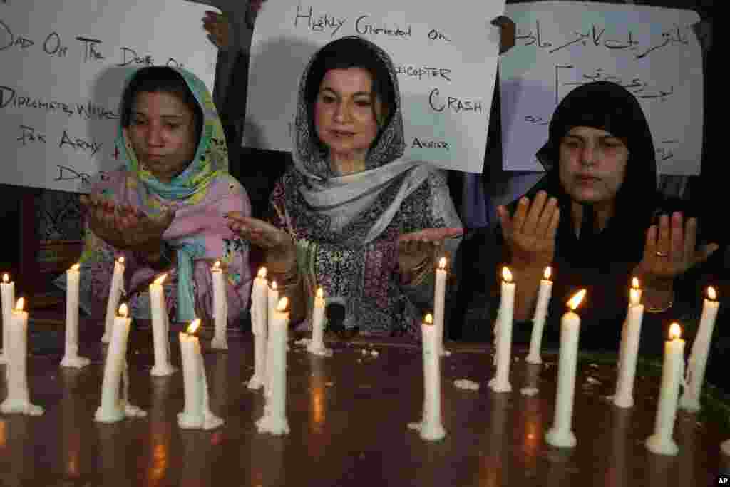 Pakistanis light candles and offer prayers for the victims of the crash, in Multan, Pakistan, May 8, 2015.