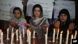 8일 파키스탄인들이 헬리콥터 사고 희생자들을 위해 초를 켜고 기도하고 있다