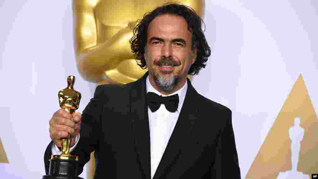 Alejandro G. Iñárritu pose dans la salle de presse avec le prix du meilleur réalisateur pour le film "The Revenant" le 28 février 2016.