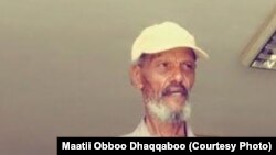  Obbo Dhaqqaboo Waariyoo, maanguddoo umurii gara saddeettamaa baatiilee afuriif,  mana-hidhaa Waalta Qorannaa Yakkaa Itiyoophiyaa , ka Maa’ikalaawii jedhamuun beekamutti hidhamanii fi himannaan shororkeessumma irratti dhihaatee 