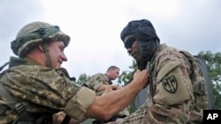 20일 합동군사훈련 '세이버 가디언/ 래피드 트라이던트-2015'에 참석한 미군과 우크라이나 군이 대화하고 있다.