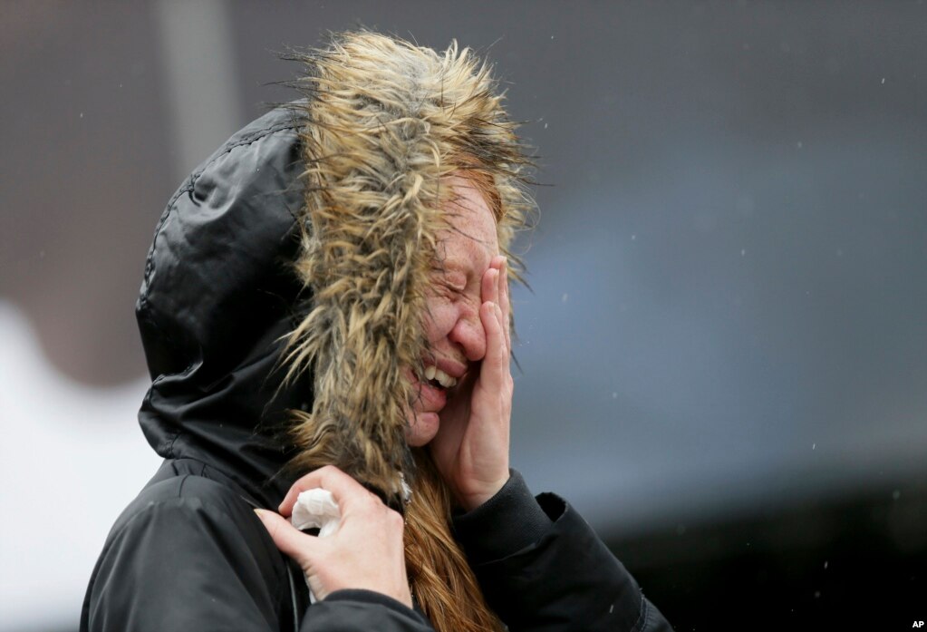 '런던 브리지' 테러 희생자 추모행사에서 묵념 직후 울음을 터뜨리고 있는 여성.