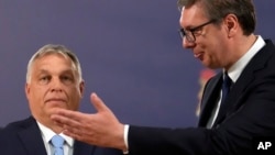 Predsednik Srbije Aleksandar Vučić, desno, razgovara sa premijerom Mađarske Viktorom Orbanom, posle konferencije za novinare u Beogradu, 8. jula 2021. (Foto: AP/Darko Vojinović)