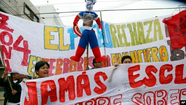 Durante marcha contra el FMI y el Banco Mundial en Perú disfrazan a la directora del FMI, Christine Lagarde como "Capitán América".