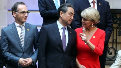 Ngoại trưởng Úc Julie Bishop nói chuyện với Ngoại trưởng Trung Quốc Vương Nghị, bên cạnh là Ngoại trưởng Đức Heiko Maas tại hội nghị các ngoại trưởng G20 ở Buenos Aires, Argentina, ngày 21/5/2018. 