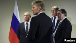 Le président Vladimir Poutine et son porte-parole Dmitri Peskov, à New York, le 28 septembre 2015.