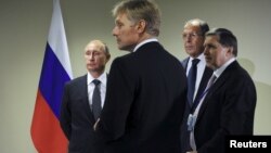 Le président Vladimir Poutine et son porte-parole Dmitri Peskov, à New York, le 28 septembre 2015.