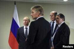 Le président Vladimir Poutine et son porte-parole Dmitri Peskov, à New York, le 28 septembre 2015.