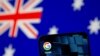 Ponsel pintar dengan lambang aplikasi Google tampak dengan bendera Australia di latar belakang, 22 Januari 2021. (Foto: Dado Ruvic/ilustrasi/arsip Reuters) 