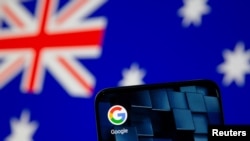 Ponsel pintar dengan lambang aplikasi Google tampak dengan bendera Australia di latar belakang, 22 Januari 2021. (Foto: Dado Ruvic/ilustrasi/arsip Reuters) 