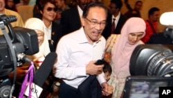 Pemimpin oposisi Malaysia, Anwar Ibrahim saat tiba di pengadilan Putrajaya, Malaysia, Selasa (10/2).