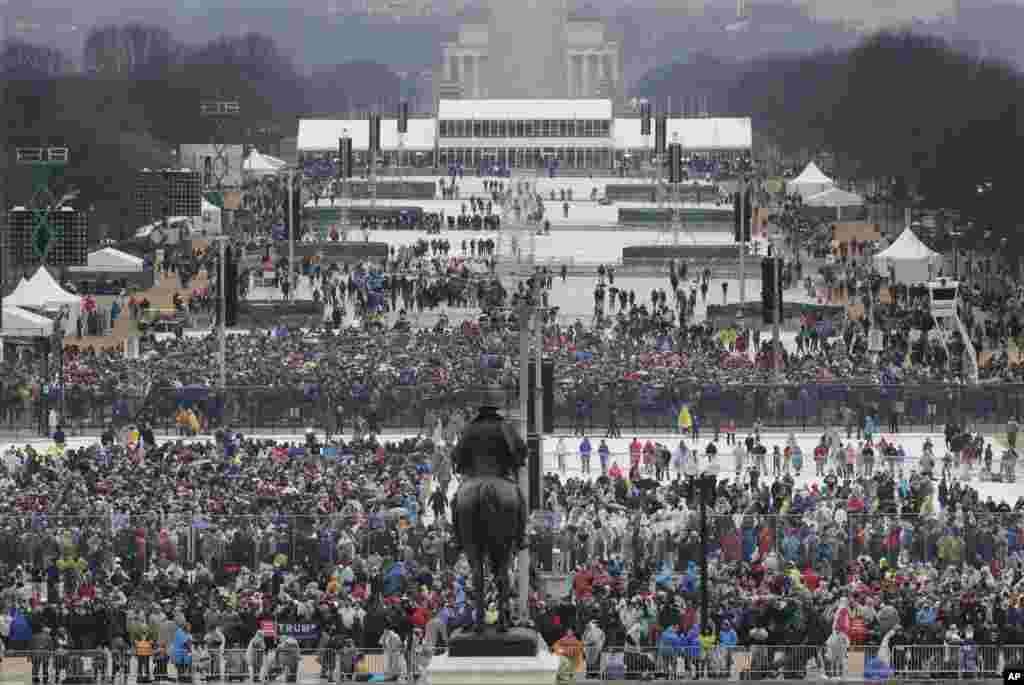 Le Mall est rempli de centaines de milliers de personnes pour l&#39;investiture du 45e président des Etats-Unis, le 20 janvier 2017.