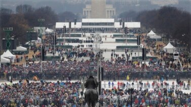 Dòng người bắt đầu đông dần tại National Mall vào sáng ngày 20 tháng Giêng, trước khi ông Donald Trump tuyên thê nhậm chức tổng thống thứ 45 của Hoa Kỳ. (Hình: AP Photo/Patrick Semansky)