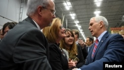 Wakil Presiden AS Mike Pence menyapa para pendukungnya menyusul pidato mengenai asuransi kesehatan dalam kunjungan ke Louisville, Kentucky (11/3). (Reuters/Bryan Woolston)
