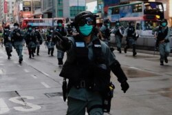 ဟောင်ကောင် ဒီမိုကရေစီရေး ဆန္ဒပြသူများနှင့် ထိပ်တိုက်တွေ့နေသည့် ရဲတပ်ဖွဲ့ဝင်များ။ (မေ ၁၀၊ ၂၀၂၀)