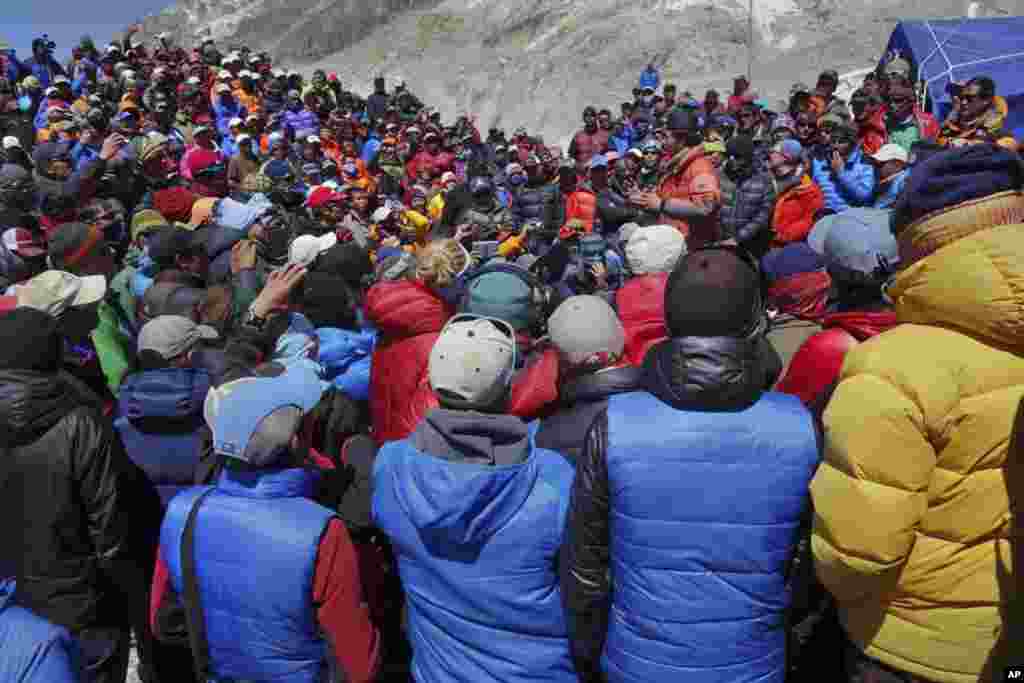 Seorang delegasi pemerintah Nepal bertemu dengan para pemandu Sherpa dekat kamp basis Everest di Nepal (24/4). (Adrian Ballinger/Alpenglow Expeditions)