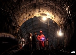 Para pekerja tambang di Provinsi Sichuan, China. (Foto: AP)