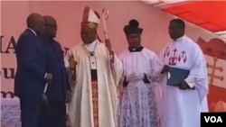 Cardinal Fridolin Ambongo (C) ayambi longonya ya président Félix Tshisekedi elongo na mokambi ya misala mya ye Vital Kamerhe na misa na Stade des martyrs, Kinshasa, 17 novembre 2019. 