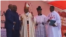 Cardinal Fridolin Ambongo (C) ayambi longonya ya président Félix Tshisekedi elongo na mokambi ya misala mya ye Vital Kamerhe na misa na Stade des martyrs, Kinshasa, 17 novembre 2019. 