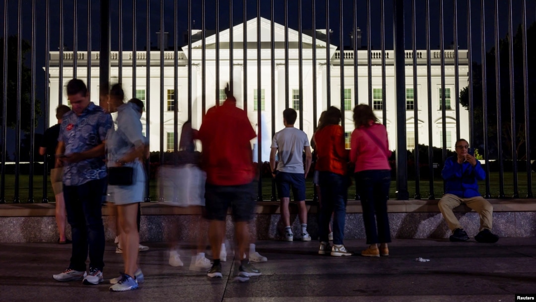 FILE - Turis berkumpul di depan Gedung Putih di Washington, D.C., 18 Juni 2024. Beberapa petinggi Partai Demokrat dilaporkan telah mendesak Presiden AS Joe Biden untuk mundur dari pencalonannya untuk dipilih kembali sebagai presiden. 