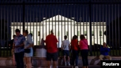 Los turistas se reúnen fuera de la Casa Blanca mientras el expresidente estadounidense Donald Trump se dirigía a la Convención Nacional Republicana que se celebró en Milwaukee, Washington, EEUU, el 18 de julio de 2024.