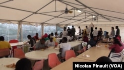 Des migrants africains dans un centre de la Croix Rouge italienne, Rome (Nicolas Pinault/VOA).