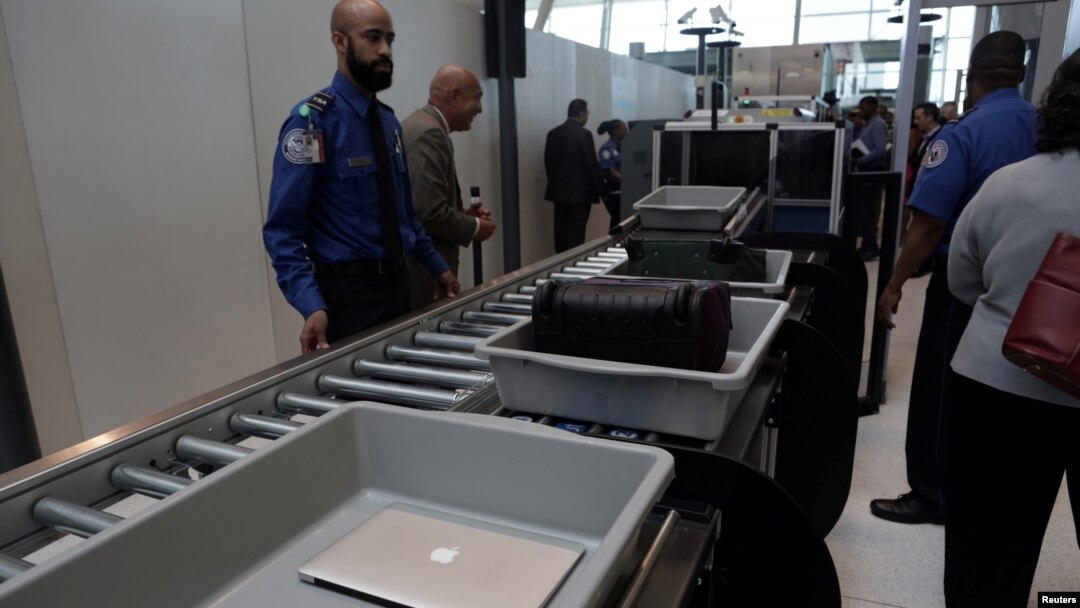Bagasi dan laptop penumpang diperiksa melalui alat pemindai di bandara JFK, New York (foto: ilustrasi). 