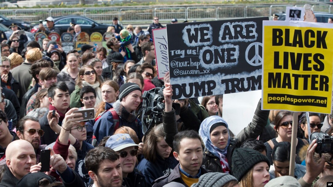 Demonstranti ispred Trampove zgrade u Njujorku