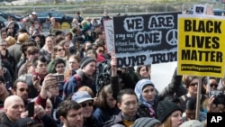 Demonstran anti-Trump di luar Trump International Hotel dan Tower. New York City, NY.