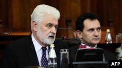 Premijer Srbije Mirko Cvetković govori u prisustvu potpredsednika Vlade Srbije Božidara Djelića na delu sednice Skupštine Srbije odredjenom za pitanja poslanika