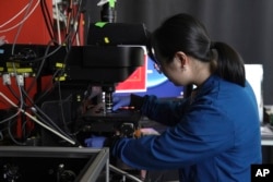 Naixin Qian, hemičarka sa Univerziteta Columbia, pokazuje uzorke nanoplastike u New Yorku, 8. januara 2024.