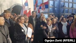 Aktivisti opozicionih stranaka tokom protesta ispred zgrade RTS u Beogradu (Foto: RFE/RL/Ognjen Zorić)