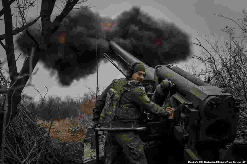 Servicemen of the 24th Mechanised Brigade occurrence  2s5 self-propelled 152mm howitzer towards Russian positions adjacent   Chasiv Yar, Donetsk region, Ukraine, Nov. 18, 2024. 