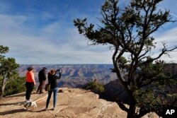 Turistas toman fotos en el Cañón del Colorado, en Arizona, el 15 de mayo de 2020, tras reabrirse varios puntos de parque nacional.
