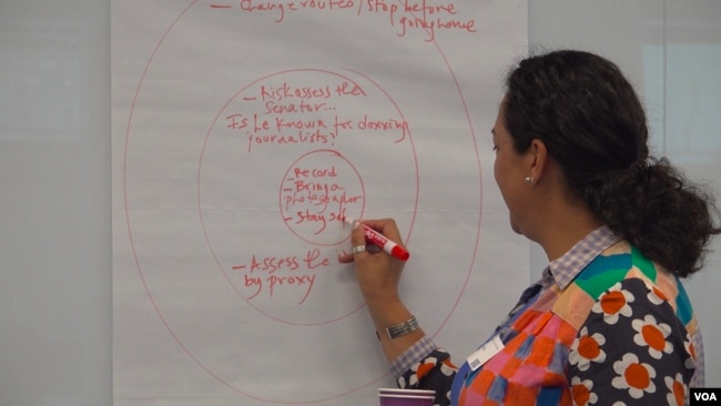 presidential vote - A journalist participates in a safety exercise with colleagues at an International Women’s Media Foundation safety training session in Rosslyn, Virginia, Sept. 25, 2024. (Cristina Caicedo Smit/VOA)