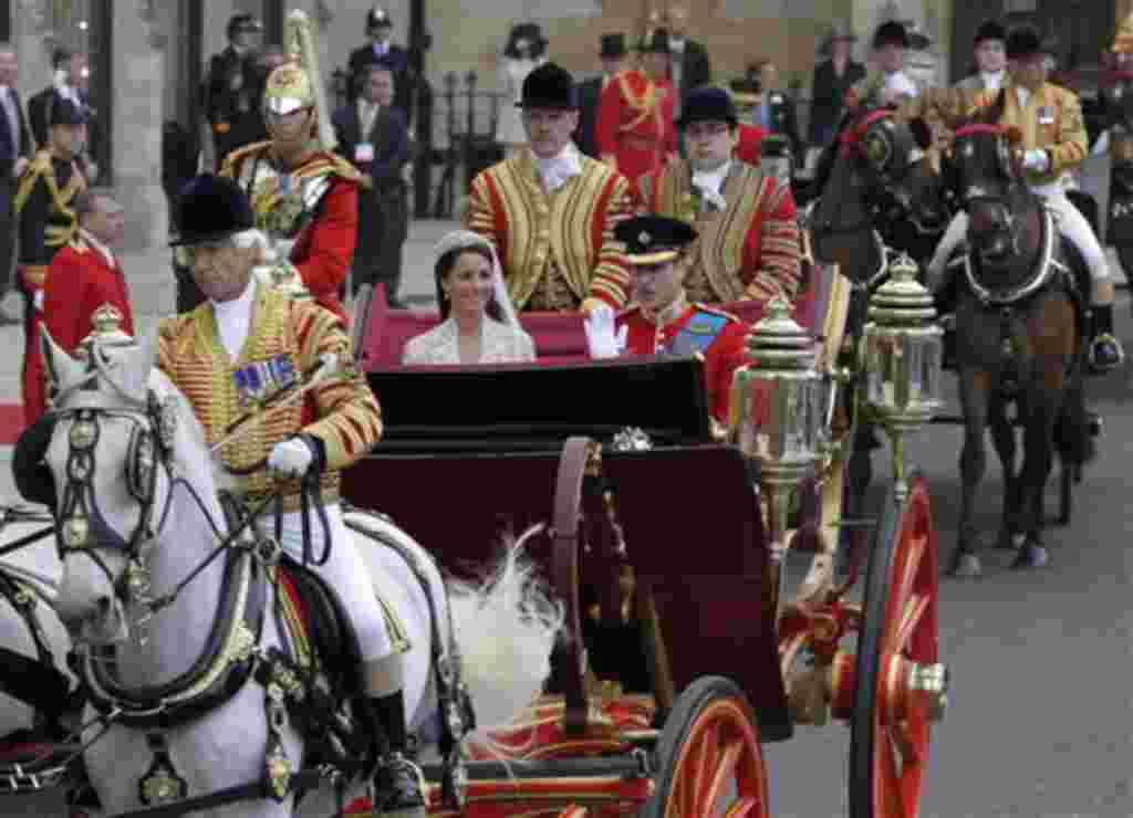 Britain's Prince William, right, and his wife Kate, Duchess of Cambridge, leave Westminster Abbey at the Royal Wedding in London Friday, April, 29, 2011. (AP Photo/Alastair Grant)