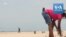 Des bénévoles nettoient la plus grande plage de Lagos, jonchée de plastique