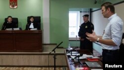 2013年10月16日俄罗斯反对派领导人阿列克谢.纳瓦尔尼（右）在法庭发言