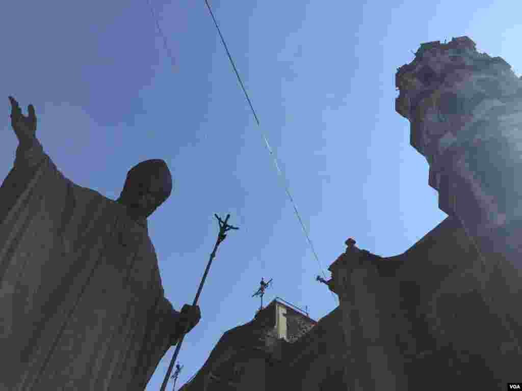 A statue of Pope John Paul is seen near the Basilica of Our Lady of Guadalupe, Mexico City. (C. Mendoza/VOA)