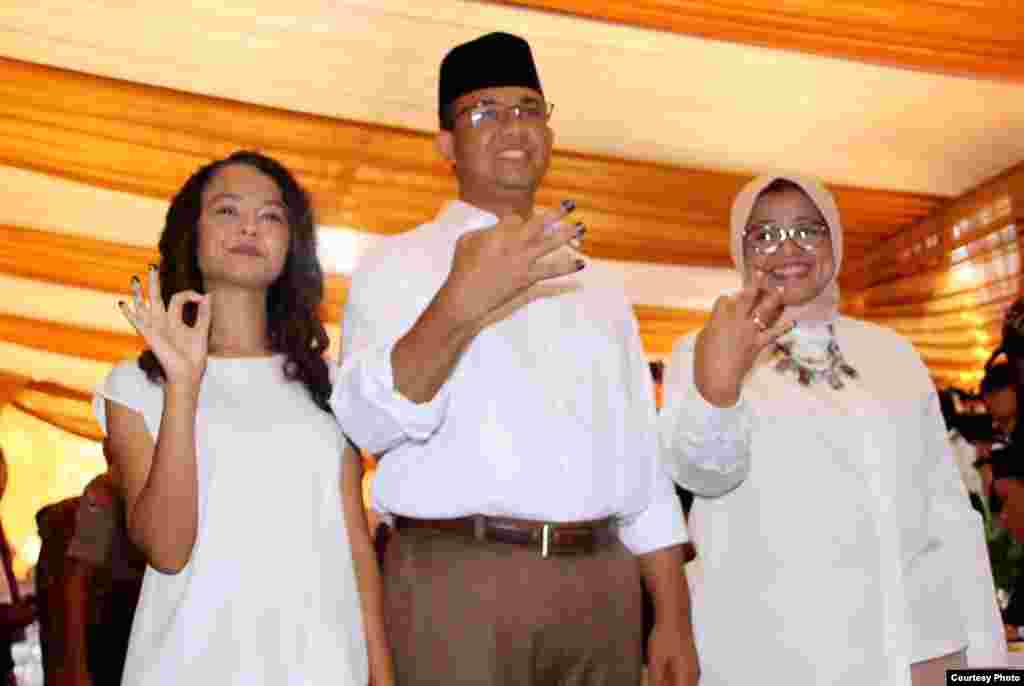 Calon gubernur Jakarta Anies Baswedan bersama istri dan putrinya memberikan suara di sebuah TPS (15/2). (Courtesy:Tim Pemenangan Anies-Sandi)