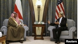 美國國務卿克里3月4 日抵達在沙特阿拉伯首都利雅得的一家酒店與科威特外交部長薩巴赫會面時。
