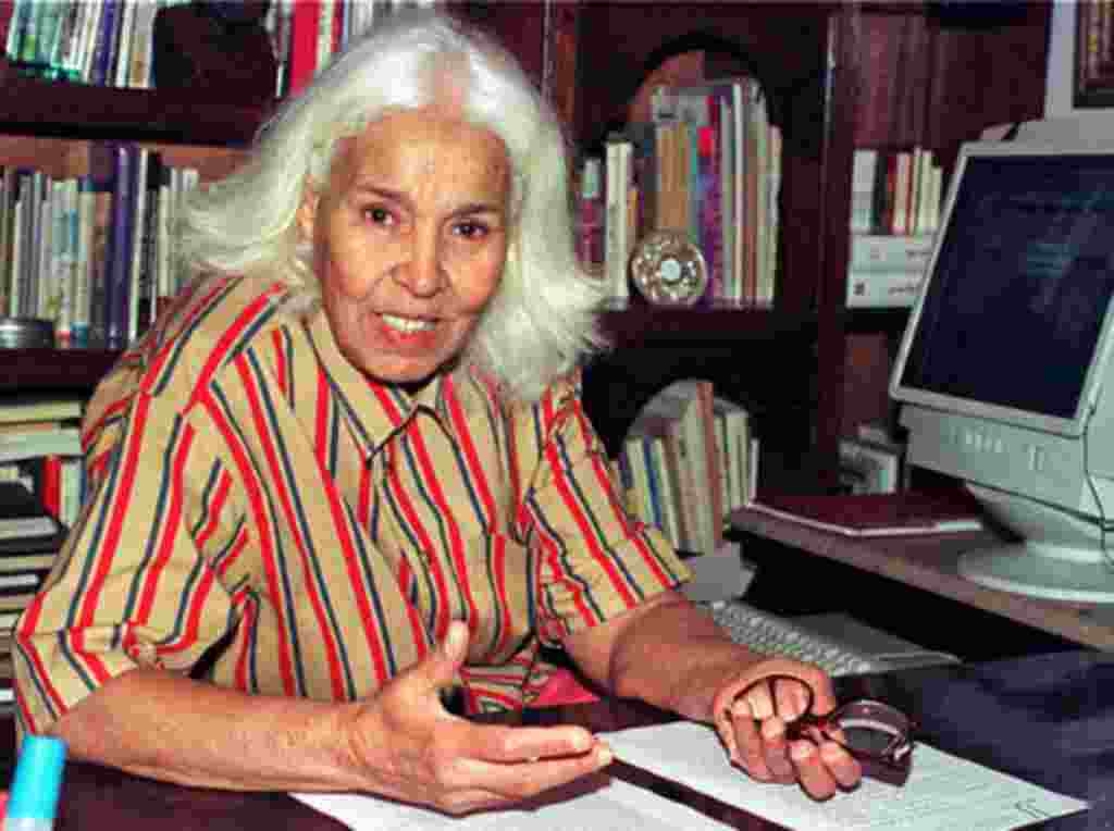 Egyptian writer Nawal el-Saadawi during an interview with Reuters in Cairo, May 2001 (file photo)