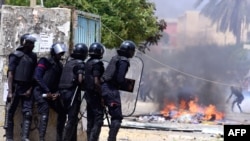 En images : nouveaux heurts dans des universités au Sénégal