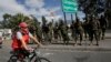 La situación se agravó después de que transportistas bloquearon carreteras y manifestantes chocaron con la policía en Quito. 