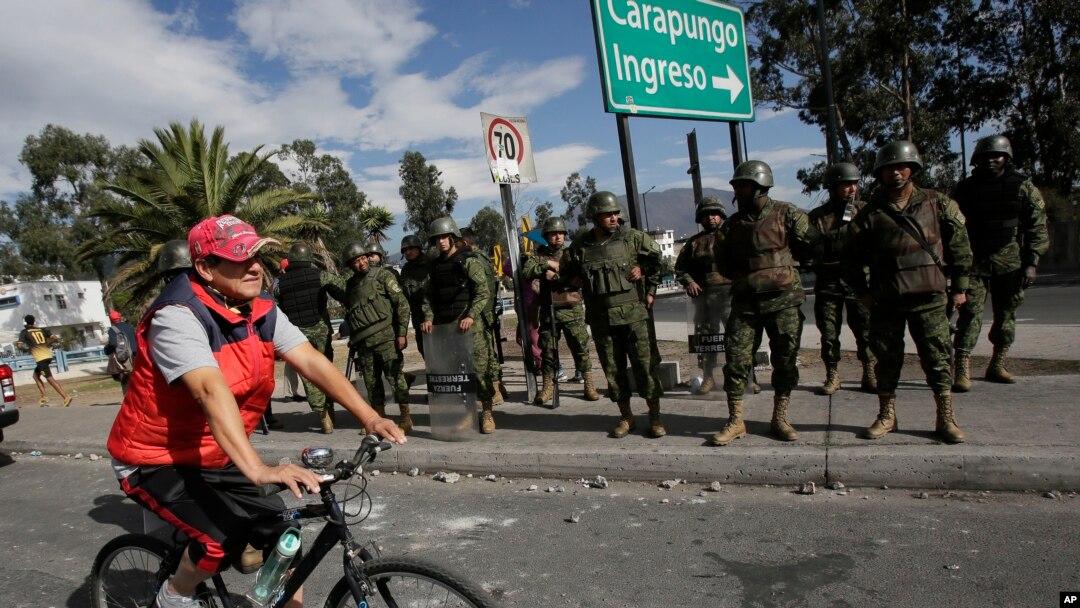La situación se agravó después de que transportistas bloquearon carreteras y manifestantes chocaron con la policía en Quito. 