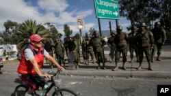 La situación se agravó después de que transportistas bloquearon carreteras y manifestantes chocaron con la policía en Quito. 