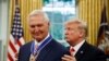 Trump Anugerahkan Medali Penghargaan kepada Mantan Pebasket, Jerry West