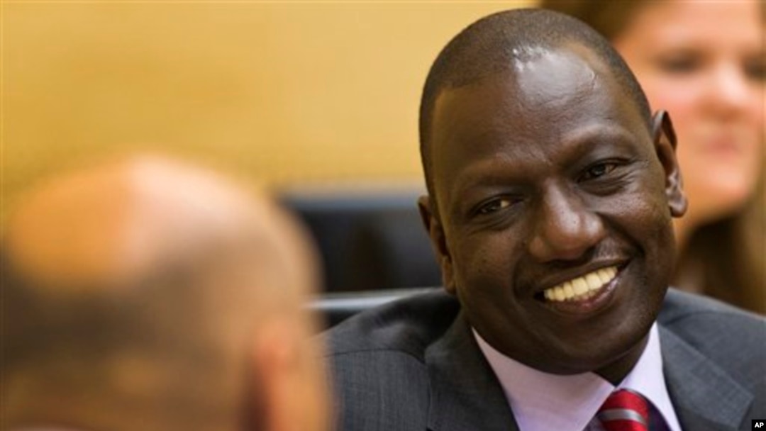 Wapres Kenya William Ruto (kanan) saat berada di ruang sidang pengadilan Mahkamah Internasional (ICC) di Den Haag, Belanda (10/9). 